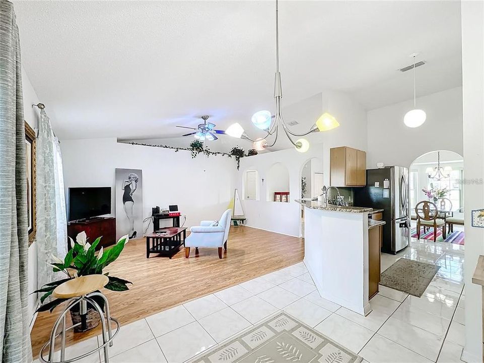 На продажу: $299,999 (3 спален, 2 ванн, 1594 Квадратных фут)