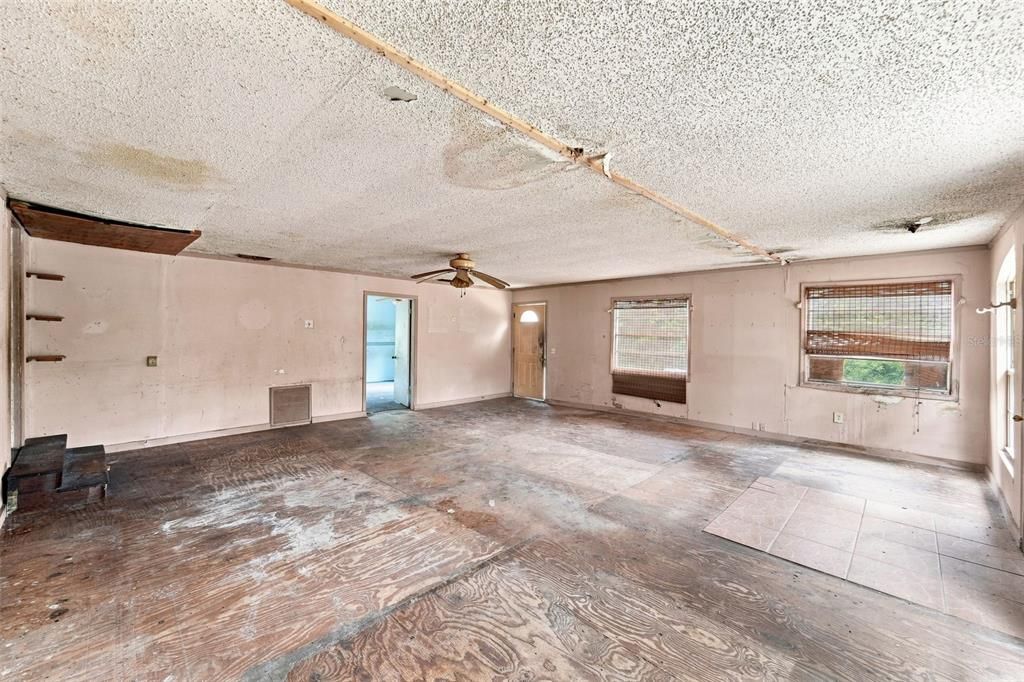 For Sale: $125,000 (2 beds, 1 baths, 1242 Square Feet)