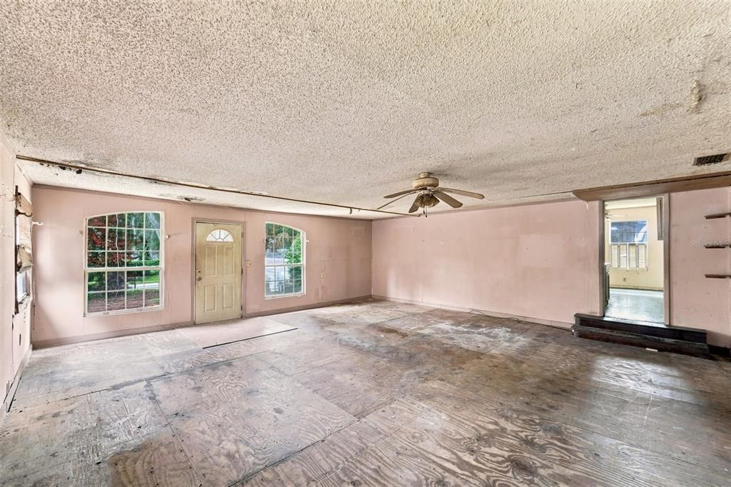 For Sale: $125,000 (2 beds, 1 baths, 1242 Square Feet)