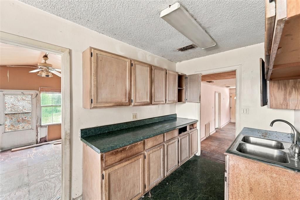 For Sale: $125,000 (2 beds, 1 baths, 1242 Square Feet)