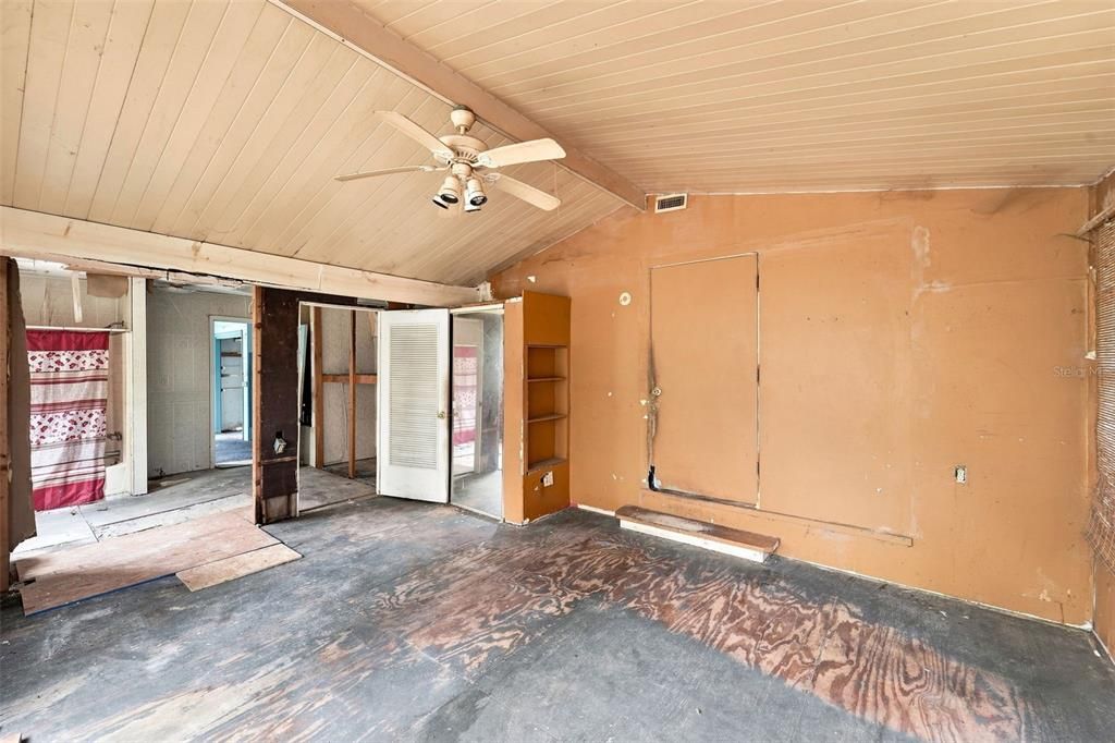 For Sale: $125,000 (2 beds, 1 baths, 1242 Square Feet)
