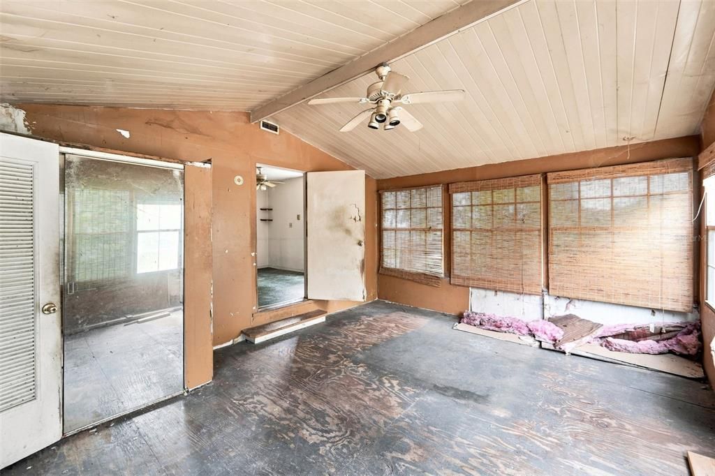 For Sale: $125,000 (2 beds, 1 baths, 1242 Square Feet)