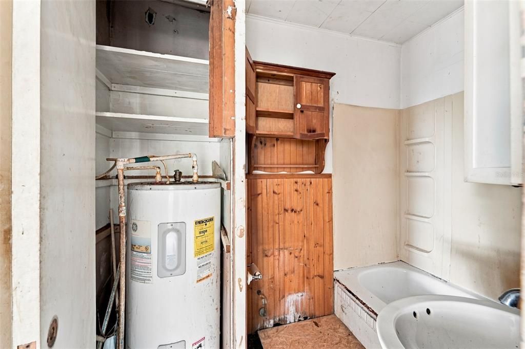 For Sale: $125,000 (2 beds, 1 baths, 1242 Square Feet)