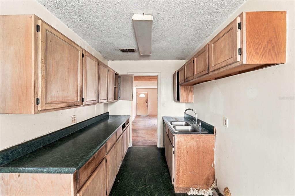 For Sale: $125,000 (2 beds, 1 baths, 1242 Square Feet)