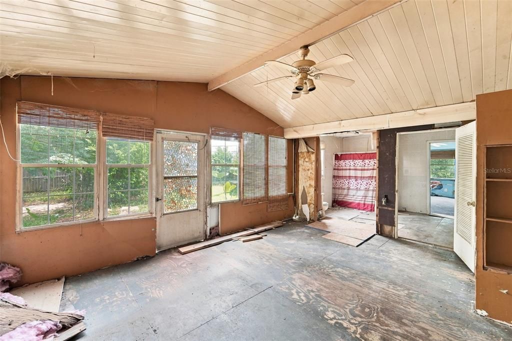 For Sale: $125,000 (2 beds, 1 baths, 1242 Square Feet)