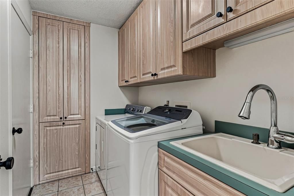 На продажу: $429,900 (2 спален, 2 ванн, 1599 Квадратных фут)