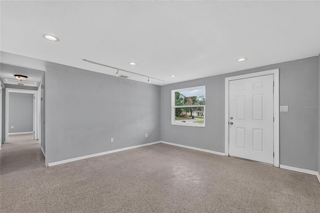 For Sale: $325,000 (3 beds, 2 baths, 1152 Square Feet)