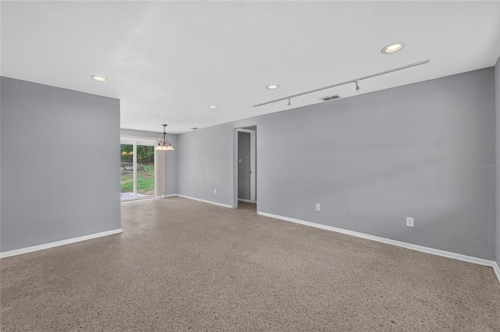 For Sale: $325,000 (3 beds, 2 baths, 1152 Square Feet)