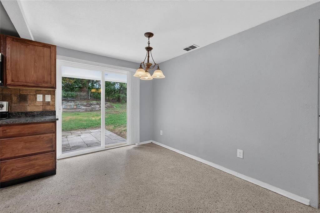 For Sale: $325,000 (3 beds, 2 baths, 1152 Square Feet)