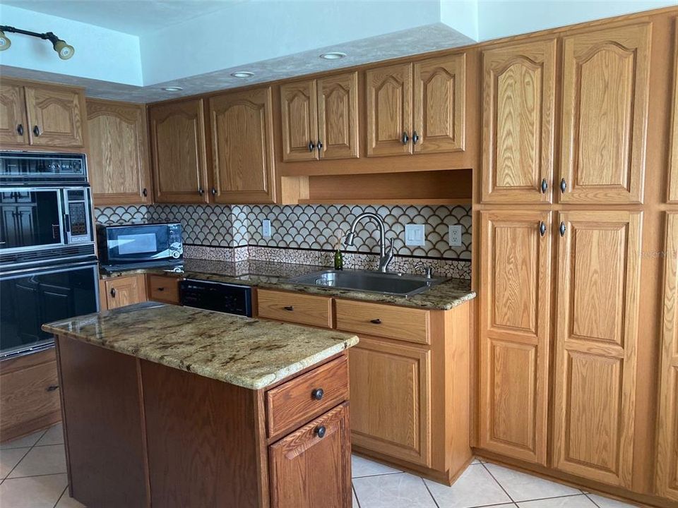 For Sale: $439,000 (2 beds, 2 baths, 1900 Square Feet)