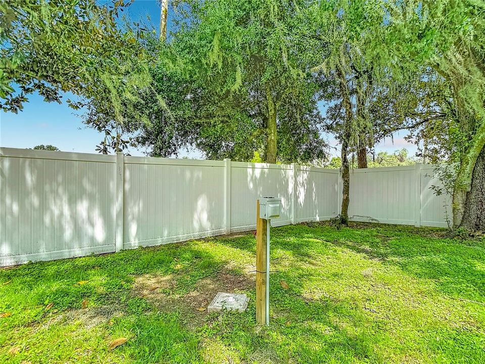 待售: $324,900 (1.42 acres)