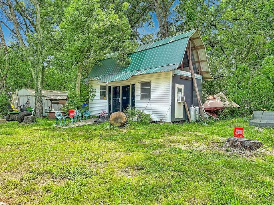 待售: $324,900 (1.42 acres)
