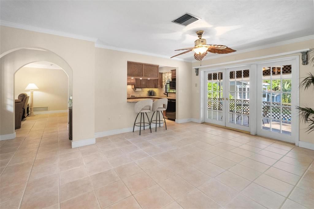 Activo con contrato: $640,000 (3 camas, 2 baños, 2123 Pies cuadrados)