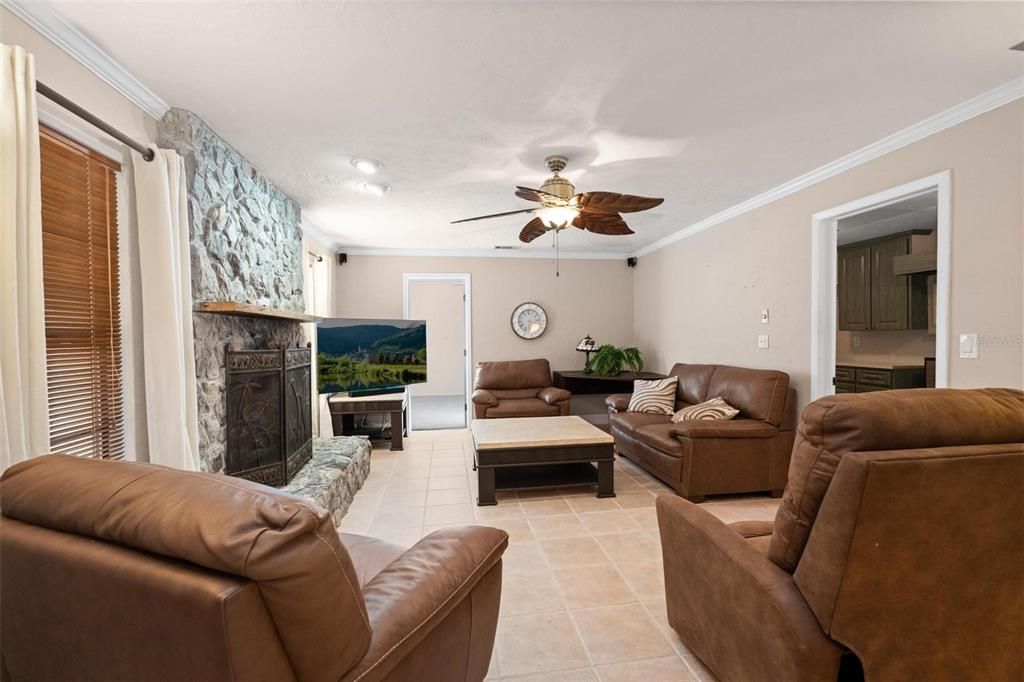 Activo con contrato: $640,000 (3 camas, 2 baños, 2123 Pies cuadrados)