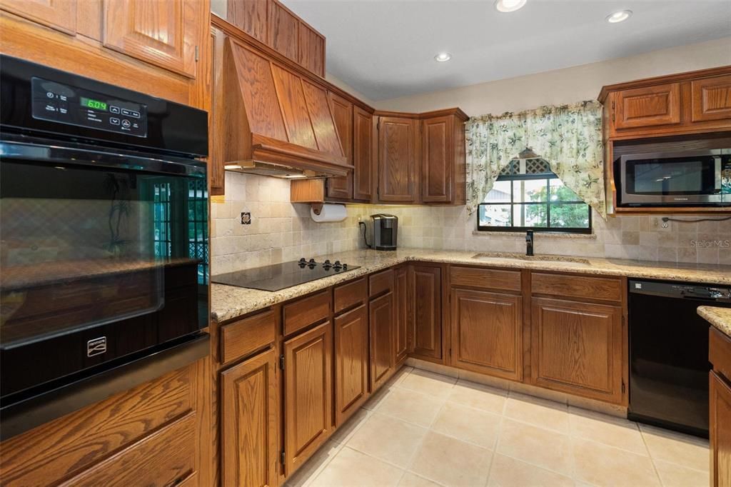 Activo con contrato: $640,000 (3 camas, 2 baños, 2123 Pies cuadrados)