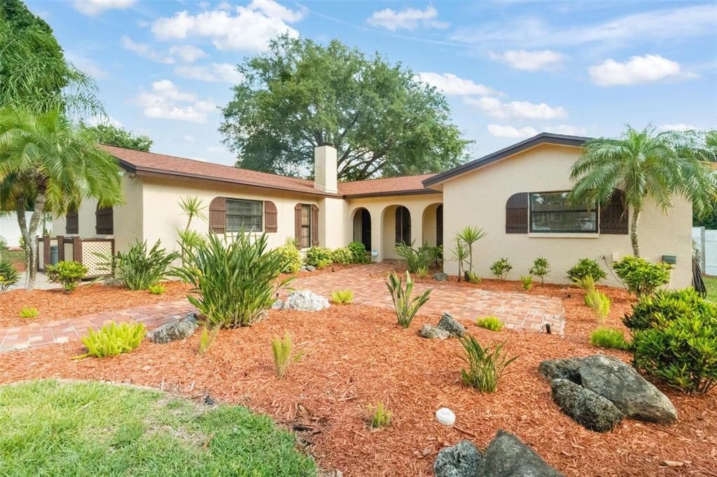 Activo con contrato: $640,000 (3 camas, 2 baños, 2123 Pies cuadrados)