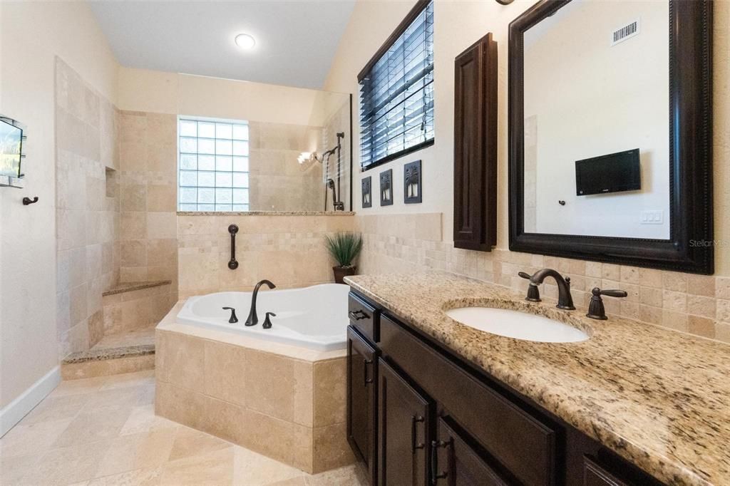 Activo con contrato: $640,000 (3 camas, 2 baños, 2123 Pies cuadrados)
