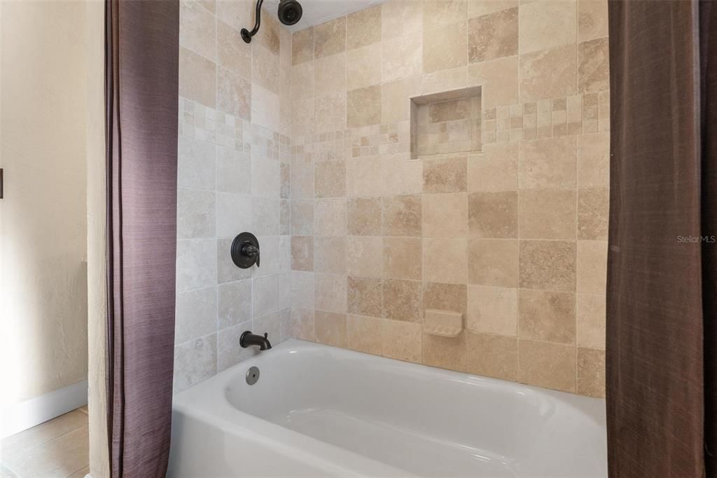 Activo con contrato: $640,000 (3 camas, 2 baños, 2123 Pies cuadrados)
