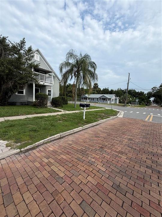 For Rent: $2,150 (3 beds, 1 baths, 1095 Square Feet)