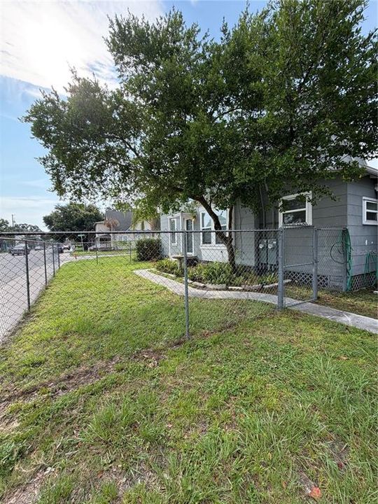 For Rent: $2,150 (3 beds, 1 baths, 1095 Square Feet)