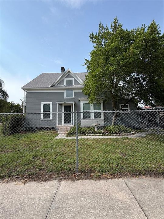 For Rent: $2,150 (3 beds, 1 baths, 1095 Square Feet)