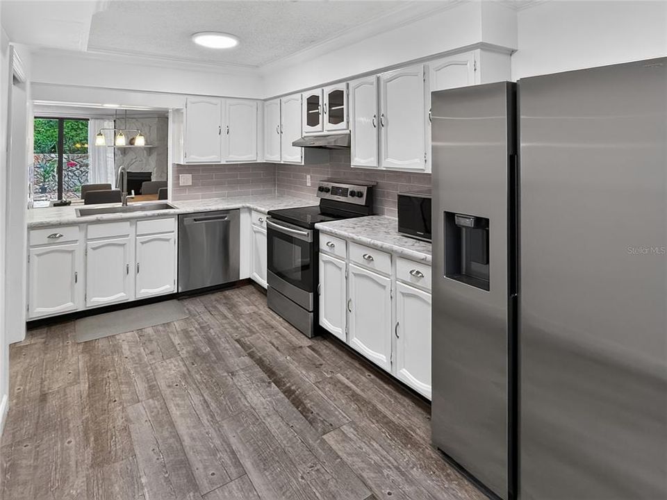 For Sale: $373,900 (2 beds, 2 baths, 1294 Square Feet)