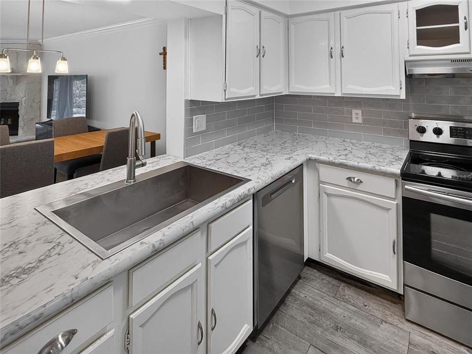 For Sale: $373,900 (2 beds, 2 baths, 1294 Square Feet)