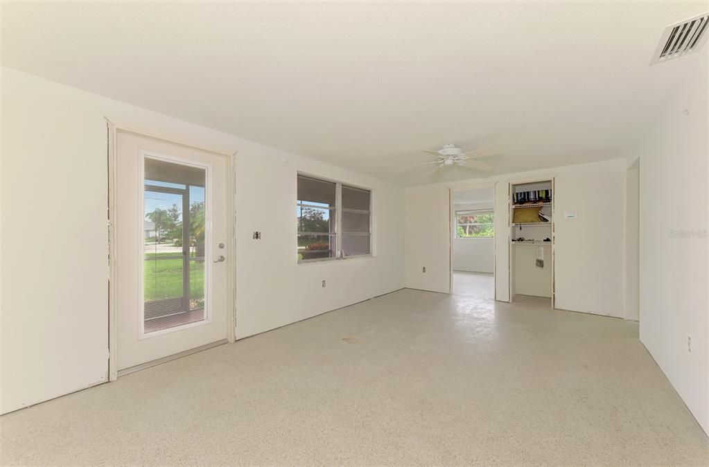 For Sale: $950,000 (2 beds, 1 baths, 834 Square Feet)