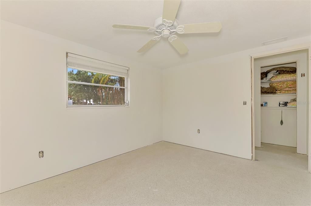 For Sale: $950,000 (2 beds, 1 baths, 834 Square Feet)