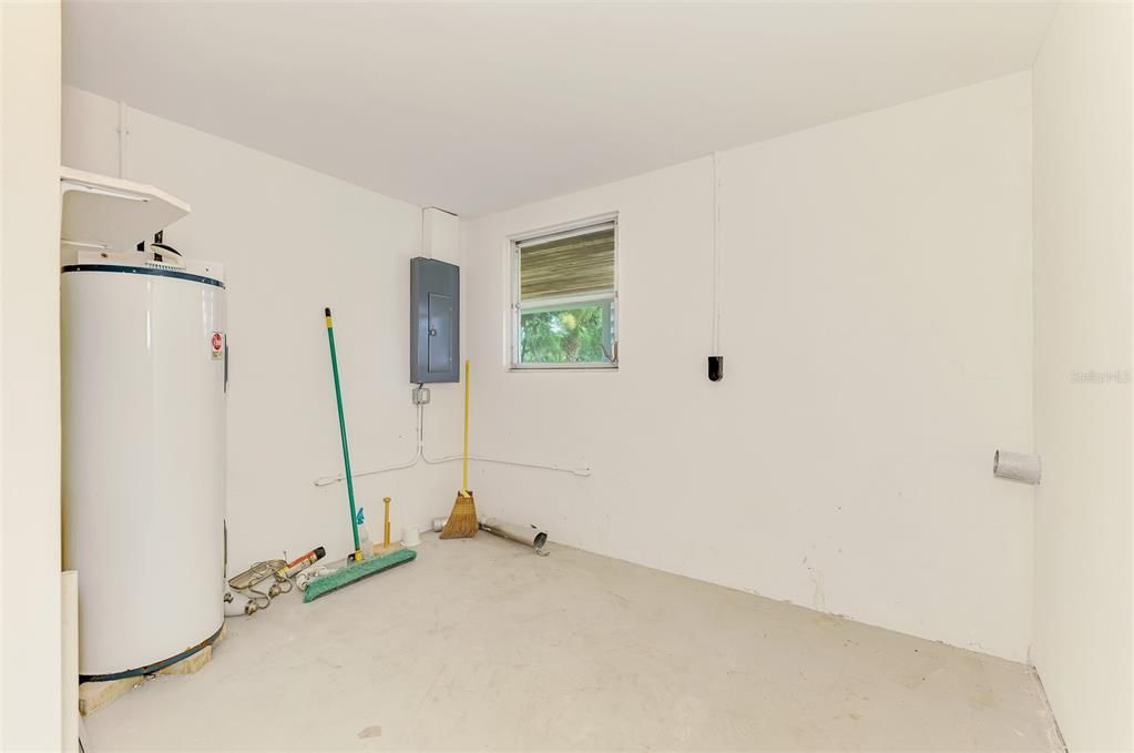 For Sale: $950,000 (2 beds, 1 baths, 834 Square Feet)