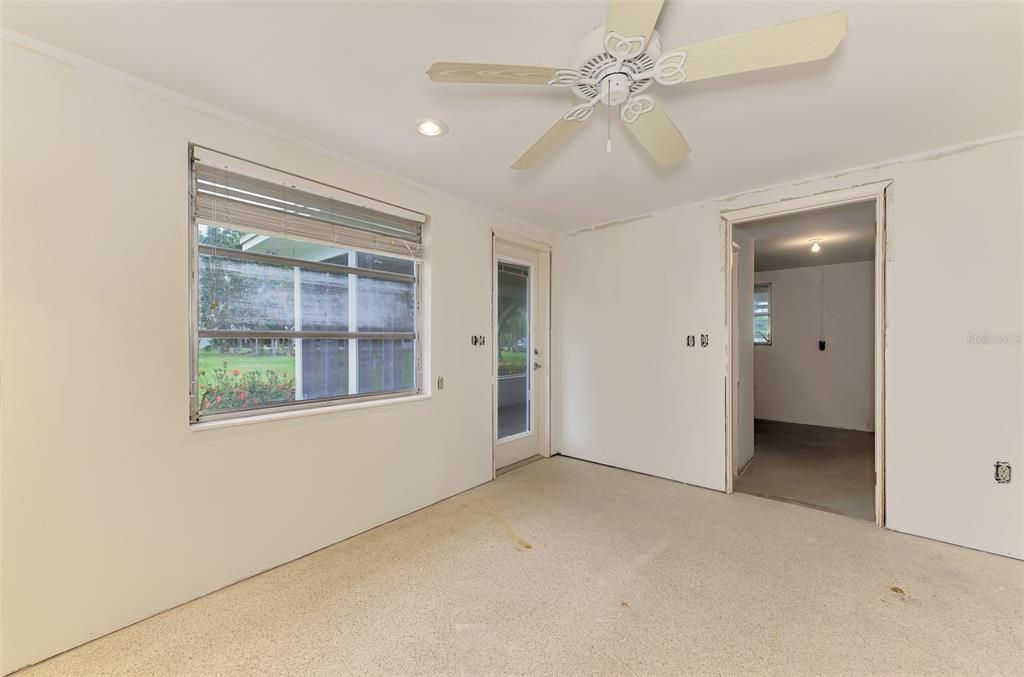 For Sale: $950,000 (2 beds, 1 baths, 834 Square Feet)