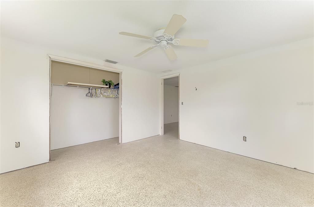 For Sale: $950,000 (2 beds, 1 baths, 834 Square Feet)