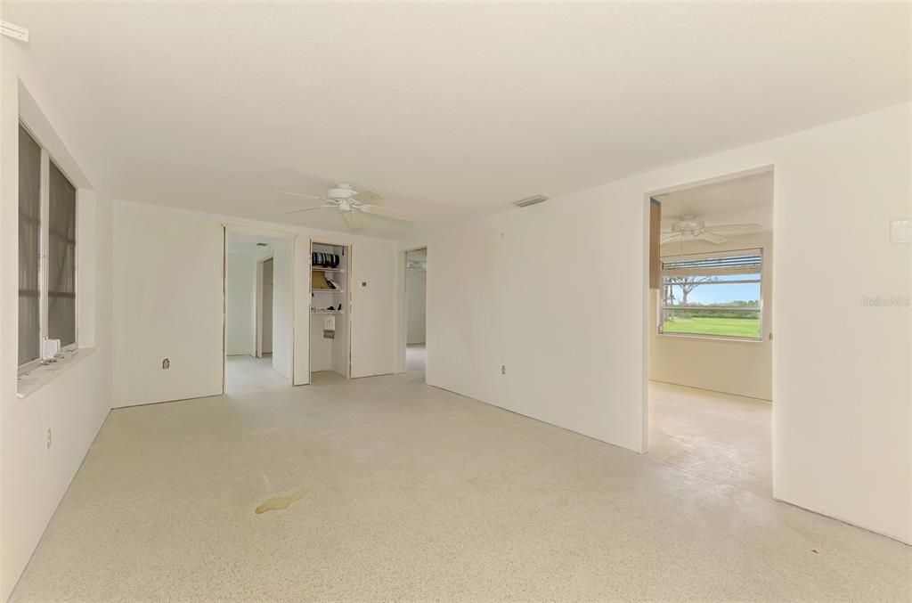 For Sale: $950,000 (2 beds, 1 baths, 834 Square Feet)