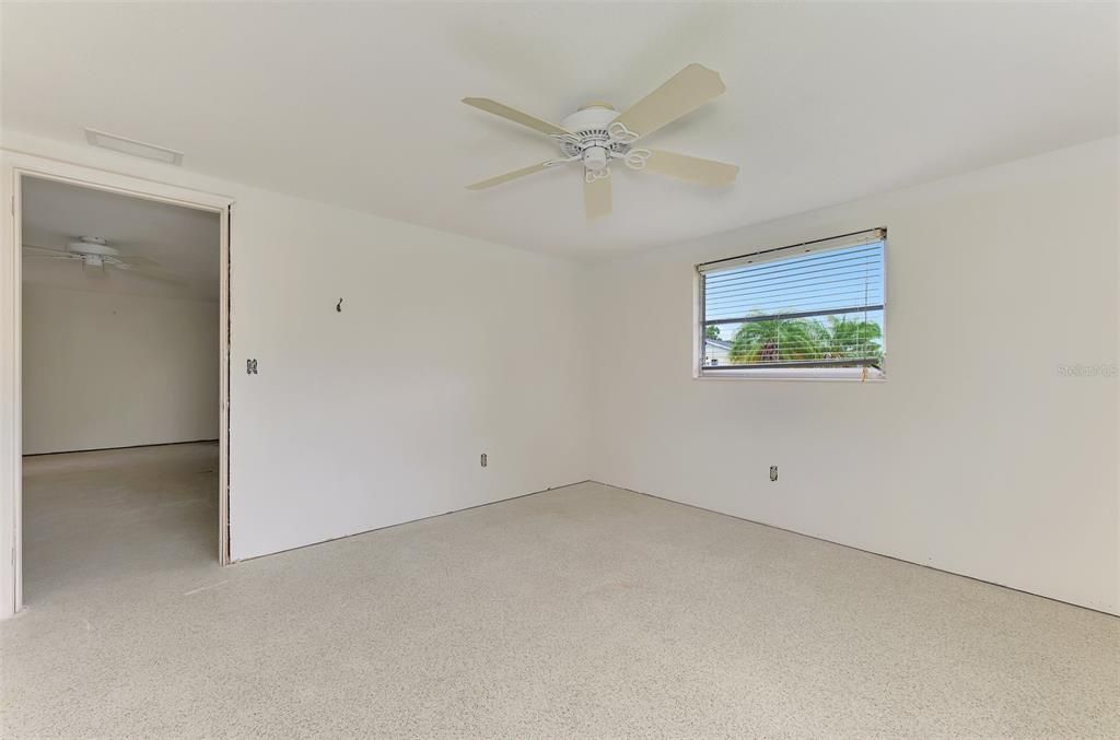 For Sale: $950,000 (2 beds, 1 baths, 834 Square Feet)