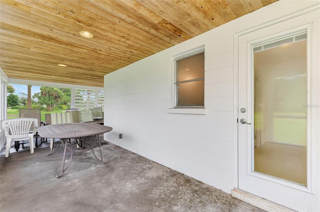 For Sale: $950,000 (2 beds, 1 baths, 834 Square Feet)