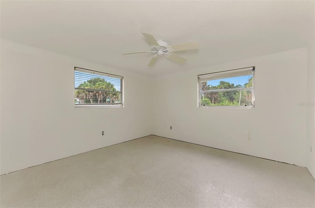For Sale: $950,000 (2 beds, 1 baths, 834 Square Feet)
