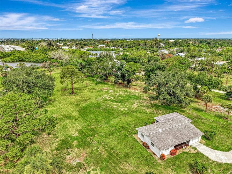 For Sale: $950,000 (2 beds, 1 baths, 834 Square Feet)