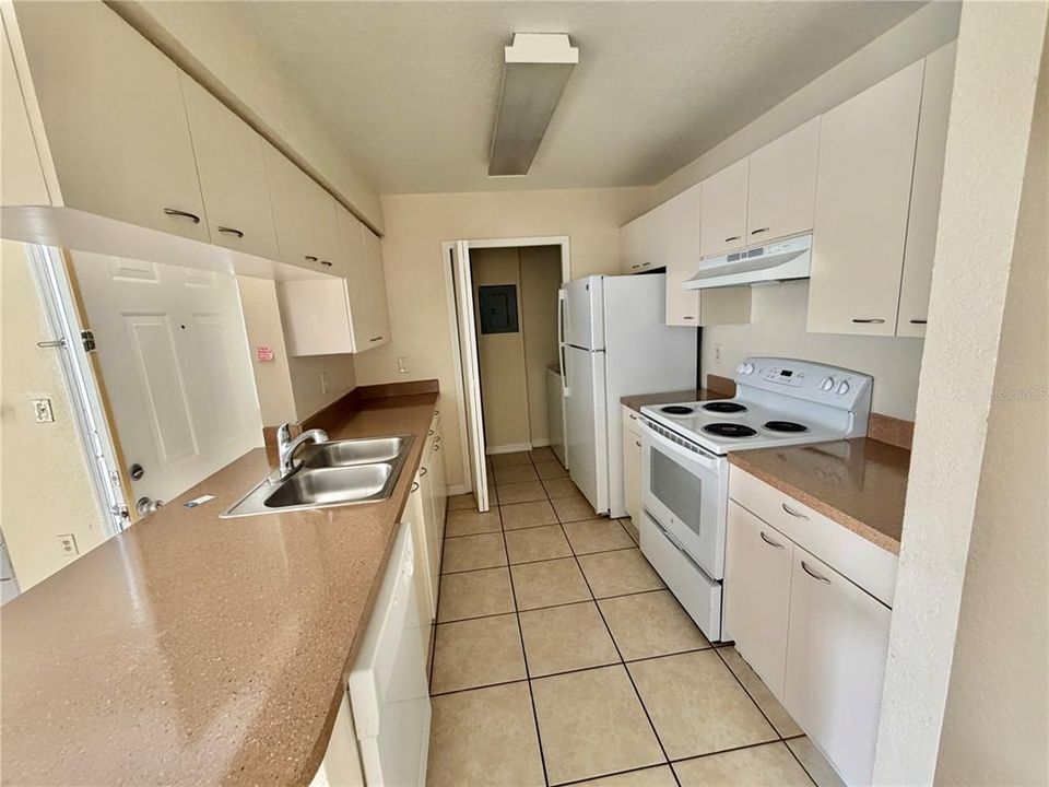 For Sale: $188,000 (2 beds, 1 baths, 810 Square Feet)