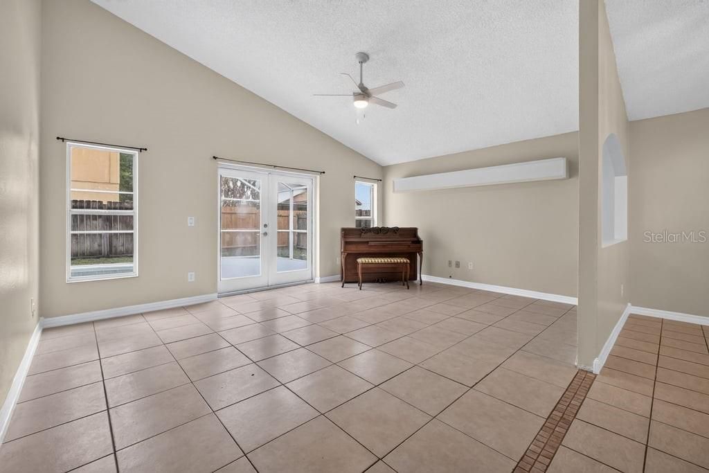 For Sale: $365,000 (4 beds, 2 baths, 1528 Square Feet)