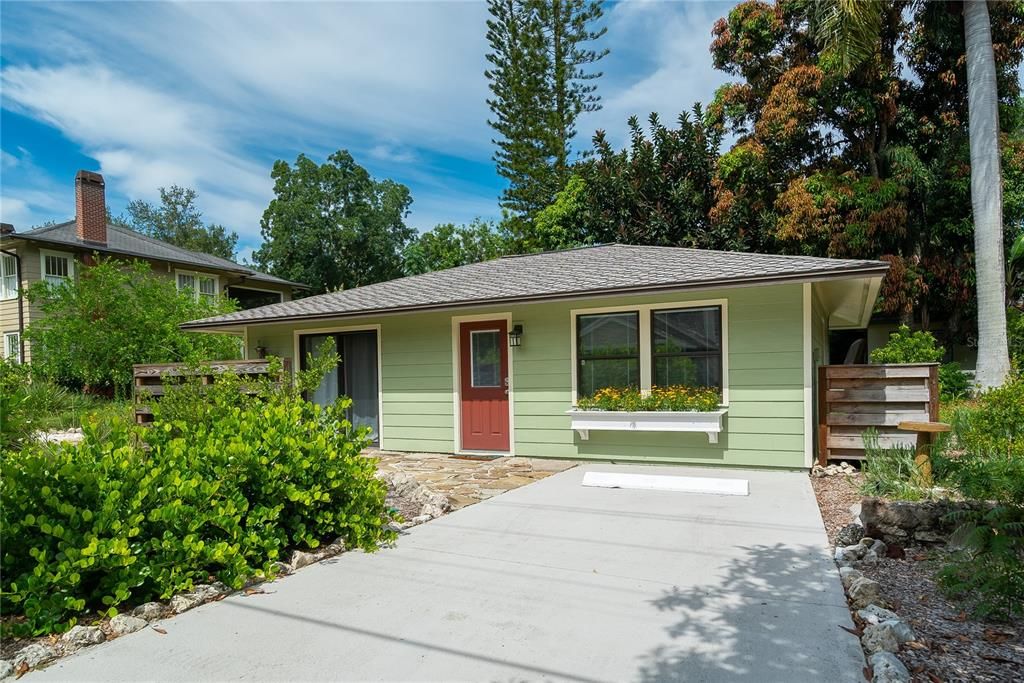 For Rent: $2,050 (1 beds, 1 baths, 800 Square Feet)