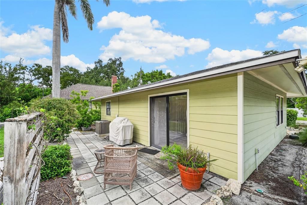 For Rent: $2,050 (1 beds, 1 baths, 800 Square Feet)