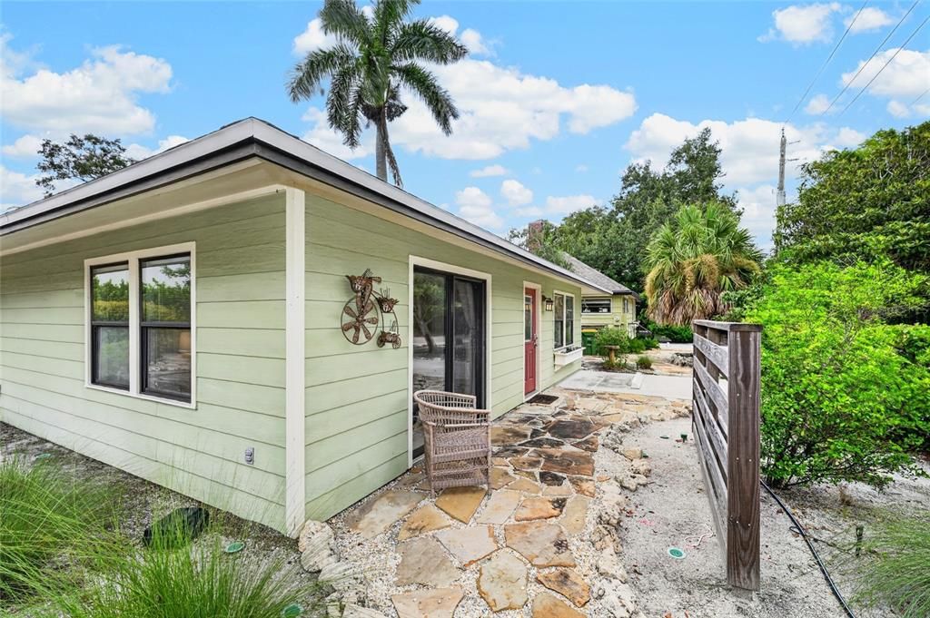 For Rent: $2,050 (1 beds, 1 baths, 800 Square Feet)