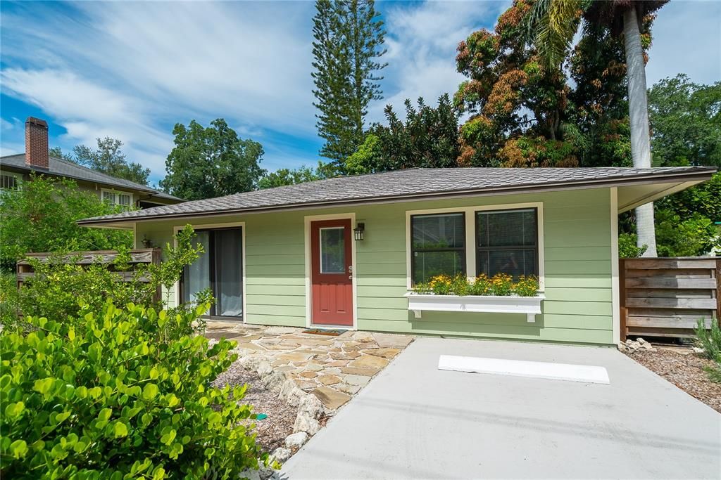 For Rent: $2,050 (1 beds, 1 baths, 800 Square Feet)