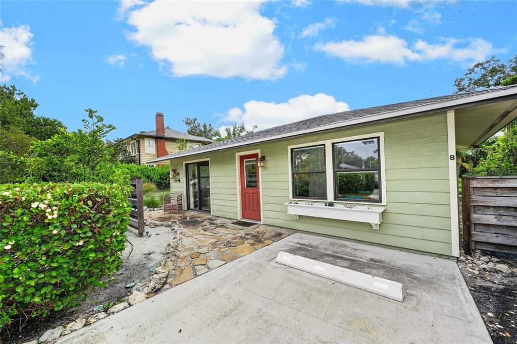 For Rent: $2,050 (1 beds, 1 baths, 800 Square Feet)