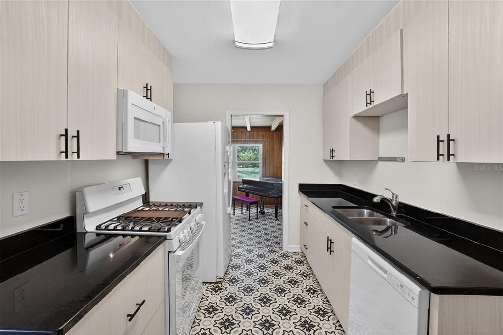 For Sale: $280,000 (3 beds, 1 baths, 1149 Square Feet)