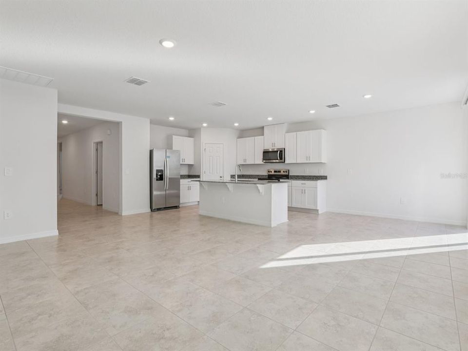 En Venta: $415,000 (4 camas, 3 baños, 1988 Pies cuadrados)