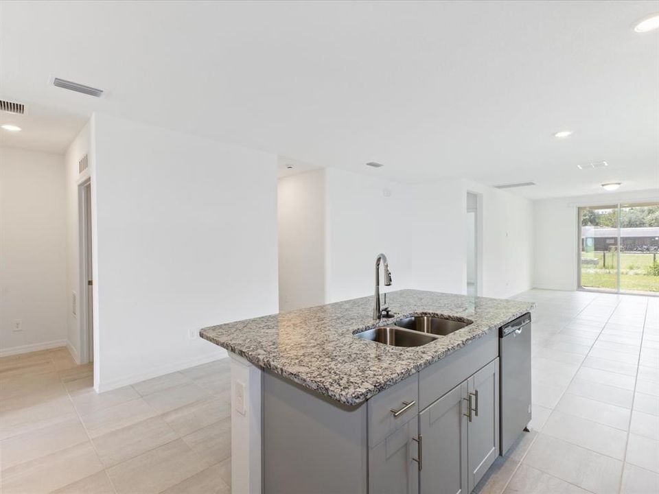 En Venta: $405,000 (3 camas, 2 baños, 1695 Pies cuadrados)