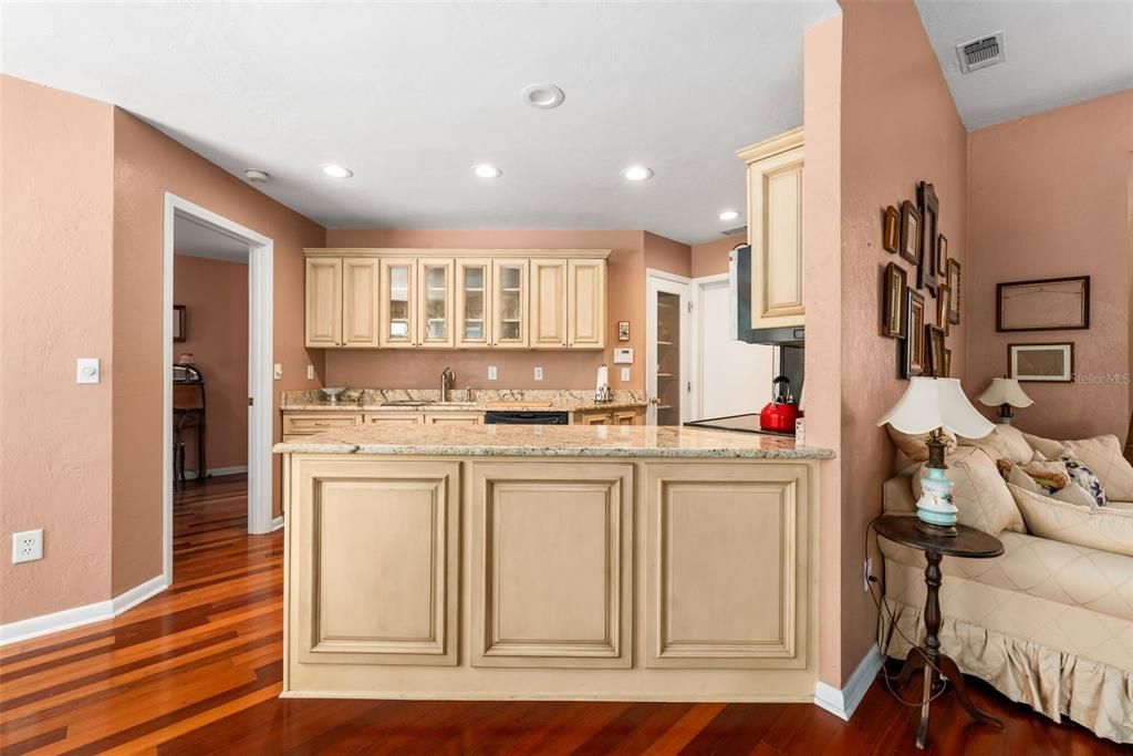 Activo con contrato: $299,900 (3 camas, 2 baños, 1400 Pies cuadrados)