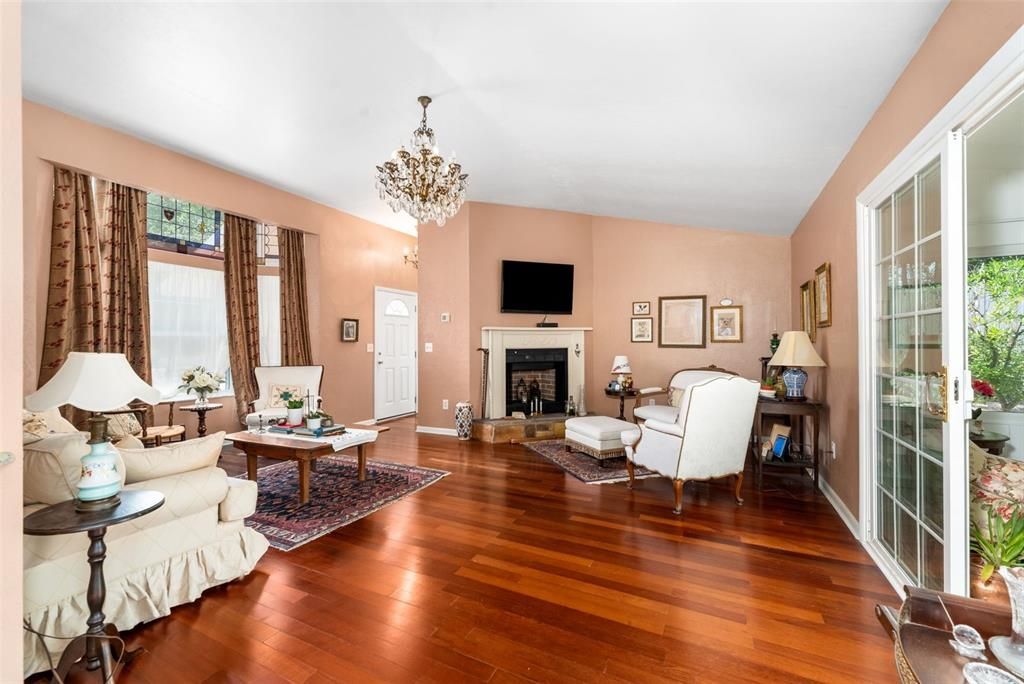 Activo con contrato: $299,900 (3 camas, 2 baños, 1400 Pies cuadrados)