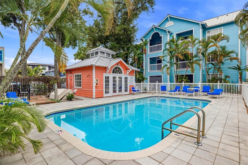 For Sale: $299,999 (2 beds, 2 baths, 994 Square Feet)